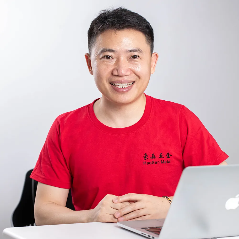 Founder of Haosen Fashion Jewelry leading design and production